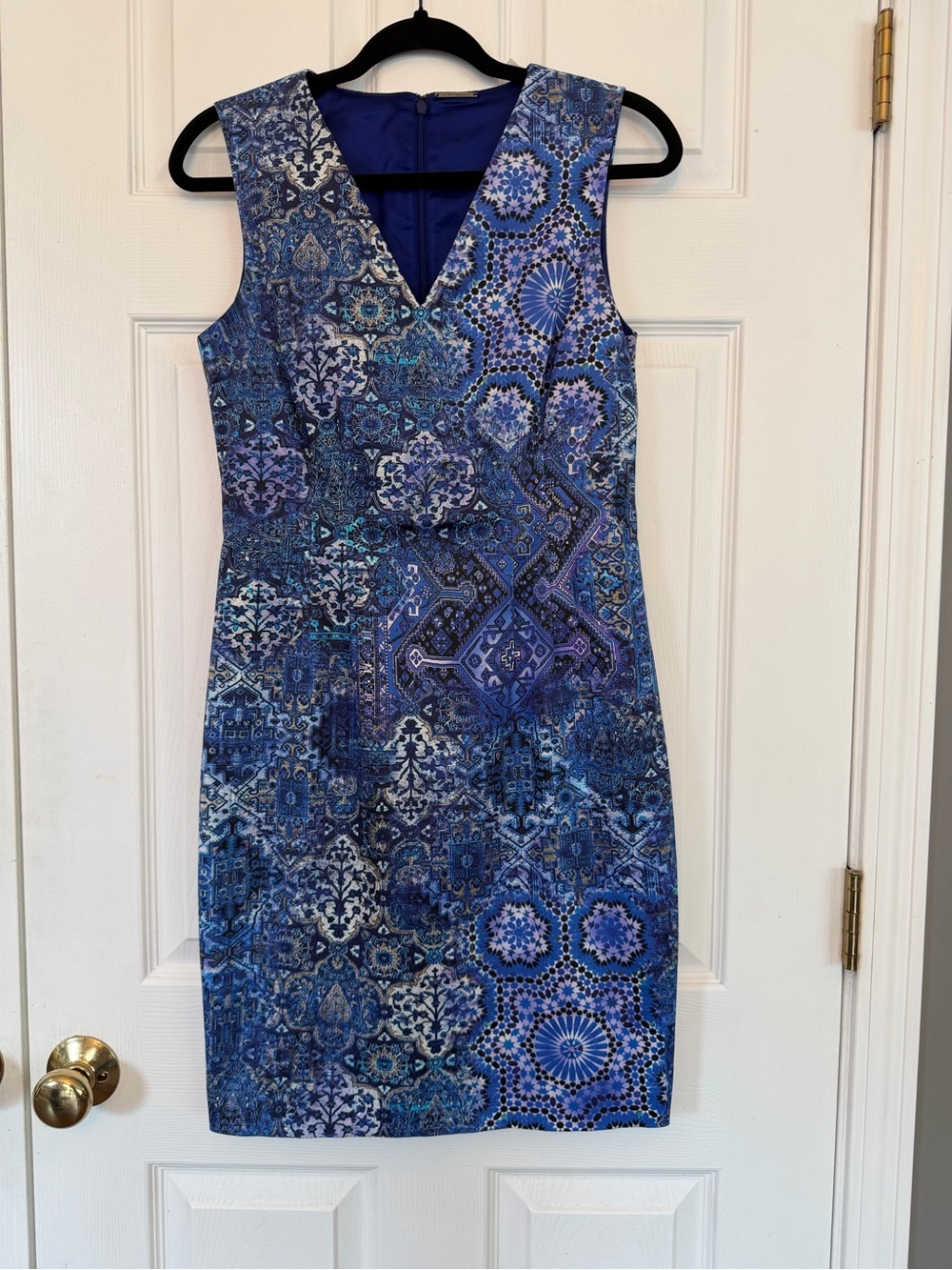 Elie Tahari Navy and Royal Blue Mosaic V-Neck Sheath Dress. Size 4